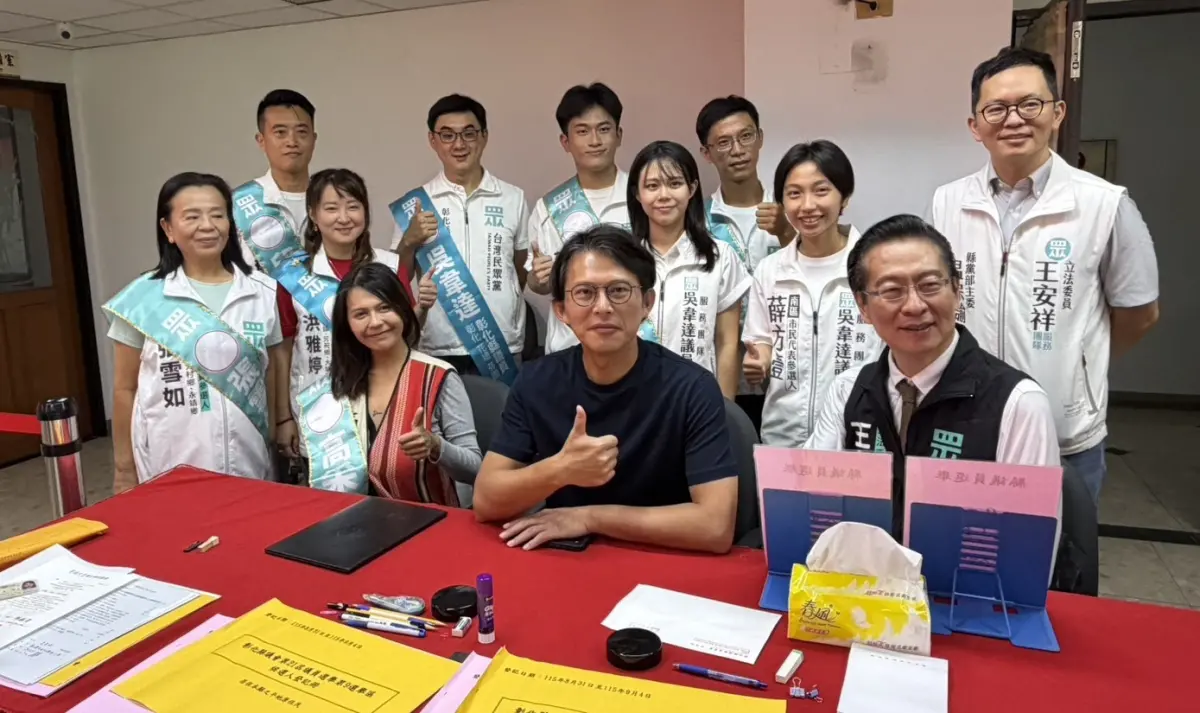 ▲黃國昌今天到彰化陪同黨內候選人辦理登記，意外爆出國民黨縣長候選人魏平政沒找民眾黨幫忙的事實。（圖／民眾黨彰化縣黨部提供，2026.09.04）