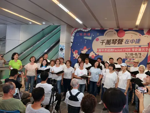 ▲台中市新世紀合唱團 2026 年8月在台中捷運快閃演出，大獲好評。（圖／合唱團提供）