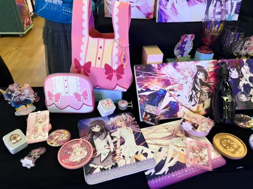 ▲現場展示鹿目圓主題針織袋、化妝包、滑鼠墊及多款圓焰周邊。（圖／記者林若瑋攝）