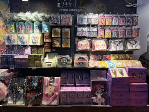▲《魔法少女小圓》快閃店推出超過60款周邊，整面商品牆擺滿立牌、徽章及生活用品。（圖／記者林若瑋攝）