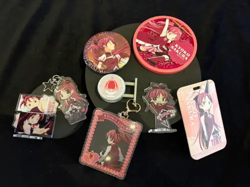 ▲佐倉杏子系列周邊包含立牌、徽章、鑰匙圈及行李吊牌等商品。（圖／記者林若瑋攝）