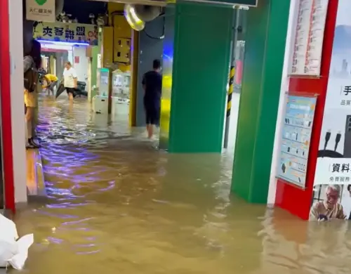▲基隆廟口周邊道路也有積淹水慘況，街邊騎樓和馬路瞬間被黃泥水淹。（圖／翻攝Threads）