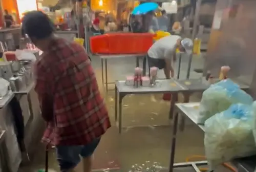 基隆廟口也淹水！店家崩潰狂掃水　現場慘況曝光：要帶遊艇來了