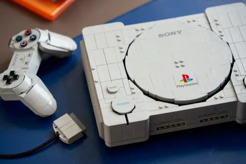 ▲「LEGO PlayStation」完整組裝後寬約26公分，尺寸接近當年的實體主機。（圖／翻攝自PlayStation）