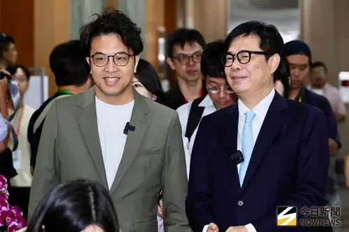 ▲民進黨台北市長參選人沈伯洋（左）出席高雄市長陳其邁（右）新書發表會。（圖／記者嚴俊強攝 ,2026.09.04）