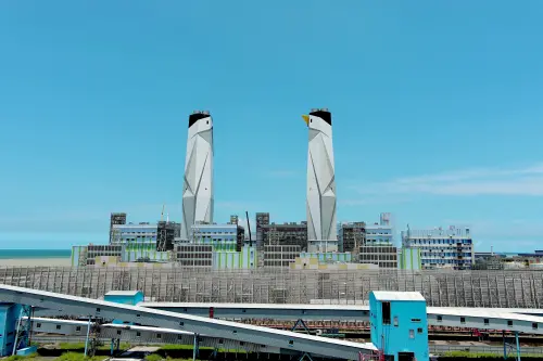 ▲為迎接台中電廠「增氣減煤」重要里程碑，新燃氣一期機組煙囪特別融入在地「小燕鷗」昂首起飛造型彩繪。（圖／台電提供）