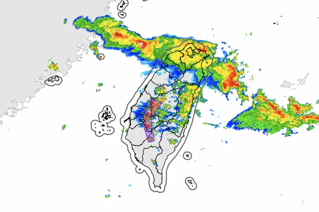 國家級警報響了！嘉義、高雄發「大雷雨警戒」　低壓帶包圍爆雨勢