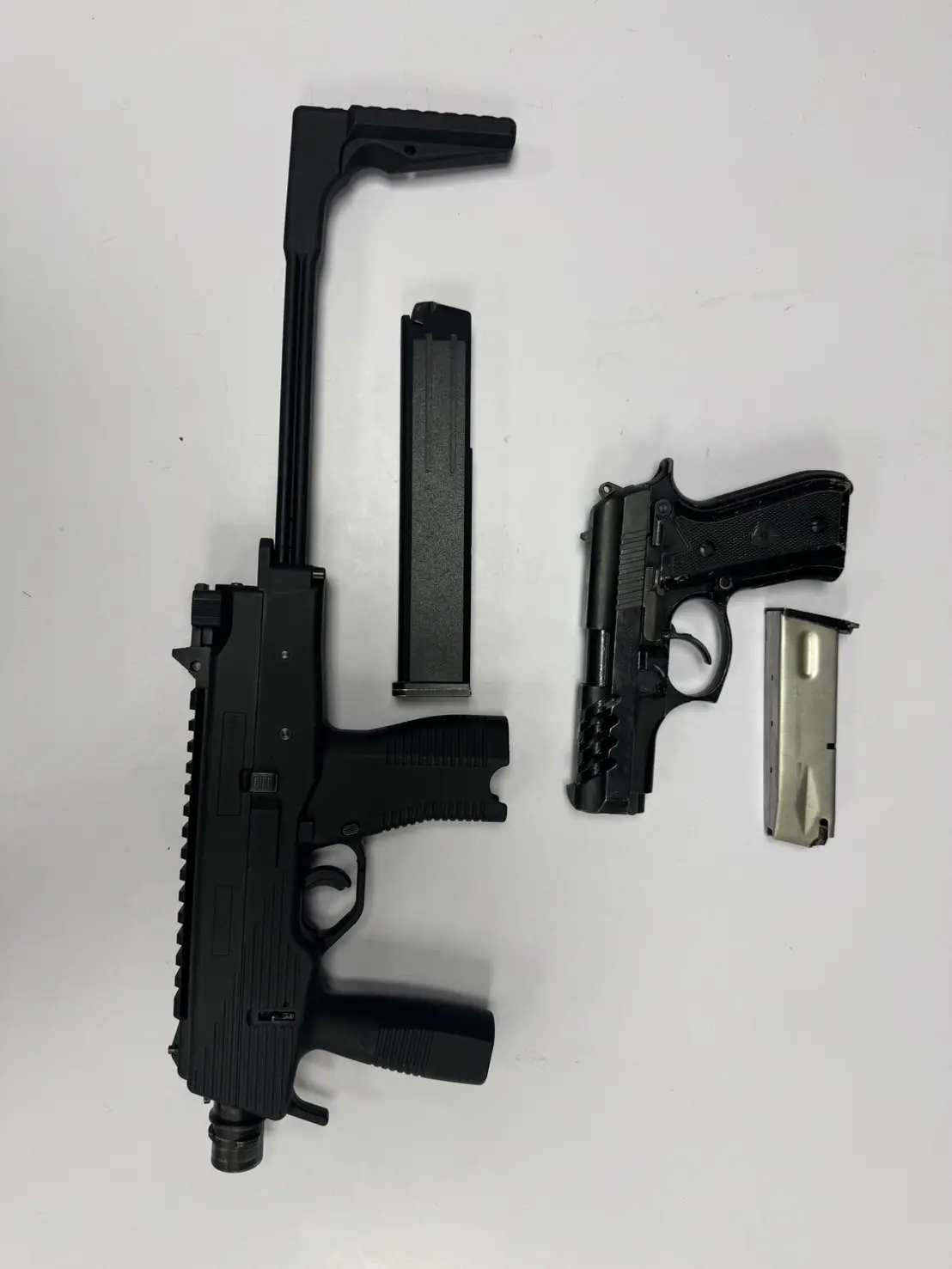 ▲警方9月3日晚間在北屯區將2人拘捕到案，並當場查獲改造衝鋒槍、手槍各1支，全案依違反《槍砲彈藥刀械管制條例》及恐嚇公眾維安等罪嫌偵辦。（圖/記者鄧力軍翻攝）