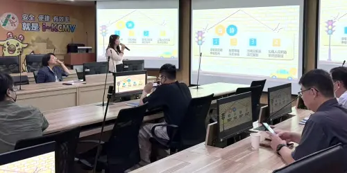 ▲高雄市區監理所召開115年廉政及機關安全維護會報及陽光法案說明會，邀請理聯國際法律事務所律師張素芳(站立者)作專題演講。(圖／高雄市區監理所提供)