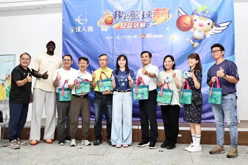 ▲十分國小全校積極推動多元運動，全球人壽與小學體總不畏風雨深入山區贈送體育物資，實踐運動平權理念。（圖／全球人壽提供）