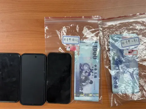 ▲ 警方當場查扣現金7.5萬元。（圖／記者郭凱杰翻攝）