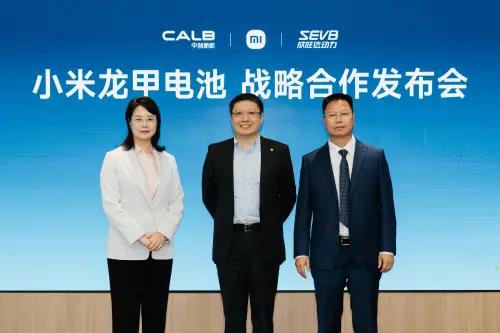 ▲小米汽車副總裁黃振宇（中）與中創新航董事長劉靜瑜（左）、欣旺達集團創辦人王明旺（右）共同出席小米龍甲電池戰略合作發布會。（圖／翻攝自小米汽車微博）