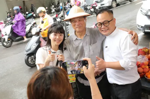 信義市場「回家掃街」　高嘉瑜讚童子瑋：最有能力向中央爭取資源