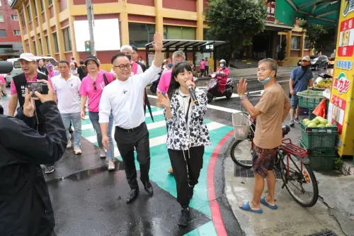 ▲民進黨基隆市長參選人童子瑋今（5）日邀請港湖市議員參選人高嘉瑜一同前往信義市場掃街拜票。（圖／童子瑋辦公室提供）