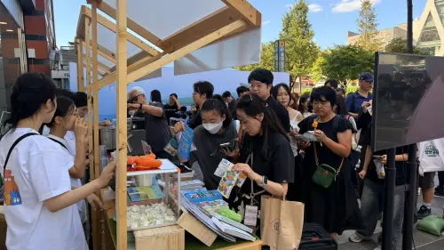 ▲現場準備芒果冰沙、蜂蜜檸檬冰沙及枋山芒果果肉冰棒，韓國民眾排隊品嚐，透過味覺感受屏東特色。（圖／屏東縣府提供）