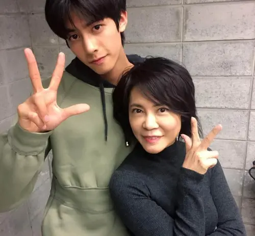 ▲柴智屏（右）在宋威龍（左）尚未有任何影視作品時，就相中他帶他來台拍電影。（圖／翻攝自柴智屏IG@angiechai888）