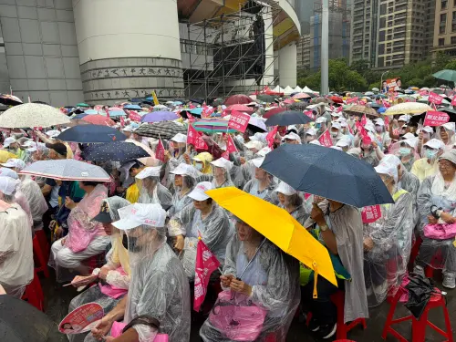 ▲蘇巧慧下午3時在板橋第一運動場前廣場舉行競選總部成立大會，大雨澆不熄民眾熱情。（圖／記者葉政勳攝，2026.09.05）