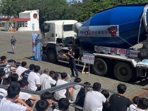預拌混泥土車開進岡山農工　高市警交大教學生遠離內輪差