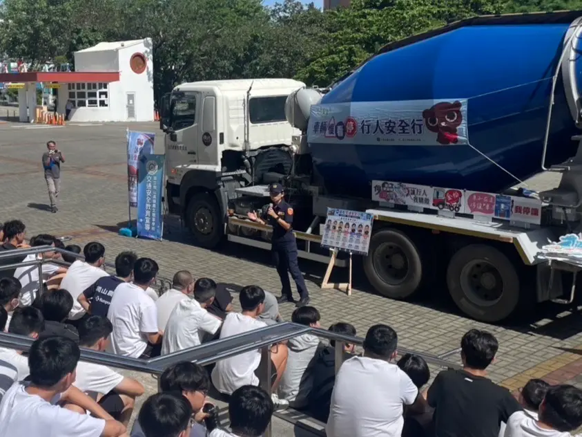 ▲ 高市警局交通警察大隊結合民間熱心大型車業者，將預拌混凝土車開進國立岡山高級農工職業學校校園，辦理「大型車入校園交通安全宣導」活動。（圖／高市警交大提供）