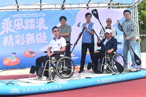 ▲行政院海洋委員會舉辦乘風踏浪精彩無礙無障礙親海體驗活動，海洋委員會常務副主任委員吳欣修(左2)與立法委員邱志偉(右1)等人共同揭開序幕。(圖／海洋委員會提供)