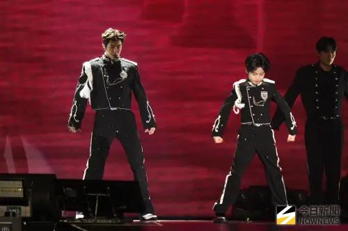 ▲允浩（左）帶著小允浩登台表演，以音樂劇的方式呈現長大過程。（圖／記者嚴俊強攝）