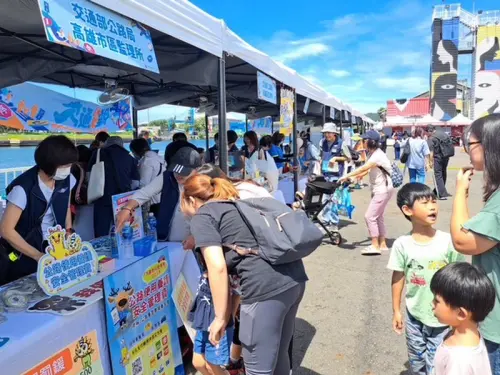 ▲交通部公路局高雄市區監理所舉辦高雄交安祭活動，活動現場有交通部公路局高雄市區監理所等單位共同設攤，以建立跨部會宣導防線。(圖／高雄市區監理所提供)