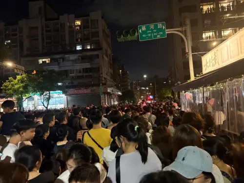 ▲記者實際觀察發現，捷運站出口雖有指示牌，但接近基河路後指引不足，周邊也未明顯看到人員疏導，造成進場與離場人流互相卡住。（圖／記者林若瑋攝）