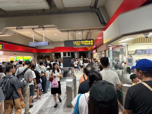 ▲捷運士林站2號出口湧現大批準備前往《大象來了……》活動現場的民眾。（圖／記者林若瑋攝）