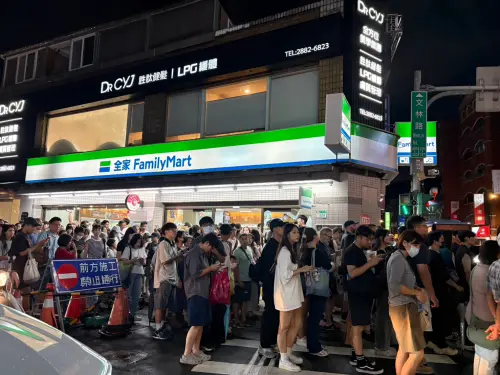 ▲士林文林路周邊聚集大批等待遊行的民眾，路口被人潮塞滿。（圖／記者林若瑋攝）