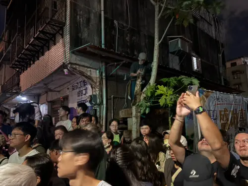 ▲為了看見巨型機械象，有民眾直接爬上樹木、站至高處拍攝，畫面相當驚險。（圖／記者林若瑋攝）