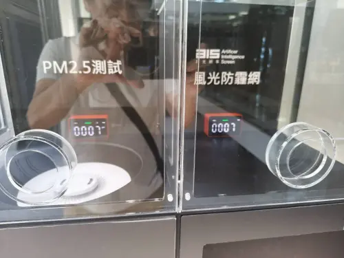 ▲風光集團在台中老虎城二樓，設立一個實驗性的旗艦店，研發推出風光防霾網及氣密窗。（圖／業者提供）