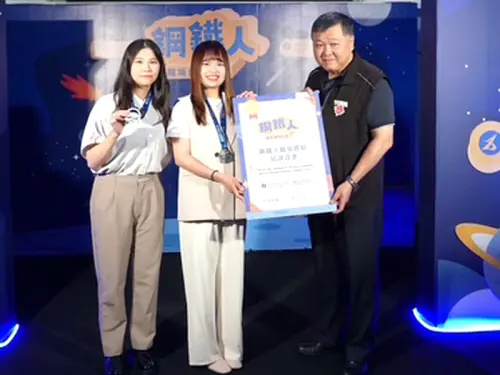 ▲勞動力發展署高屏澎東分署分署長郭耿華(右)頒發鋼鐵人職場體驗計畫結業證書。(圖／勞動部高屏澎東分署提供)