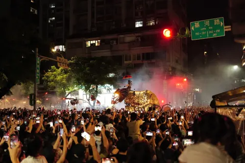 ▲士林站周邊從中正路一路塞到基河路，部分路段甚至完全無法前進，散場時也出現人群互卡、缺乏引導等問題，網友批評視野差、管制不足，甚至擔心發生踩踏意外。（圖／記者林若瑋攝）