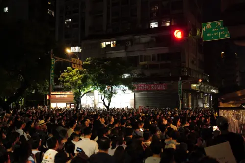 ▲《大象來了……》吸引大批民眾擠滿基河路，現場幾乎無法移動，觀賞遊行時務必留意自身及孩童安全。（圖／記者林若瑋攝）