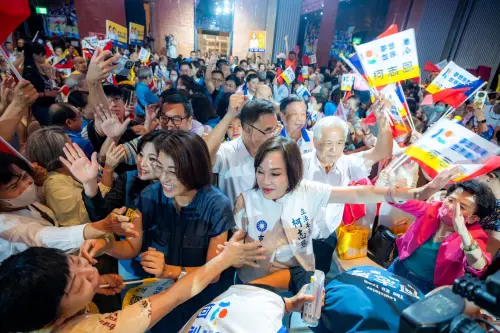 ▲ 國民黨高雄市長候選人柯志恩，今天下午在南投縣長許淑華包括高雄市議及國民黨高雄市議員以及高雄市議員參選人的陪同下前往會場。（圖／翻攝畫面）