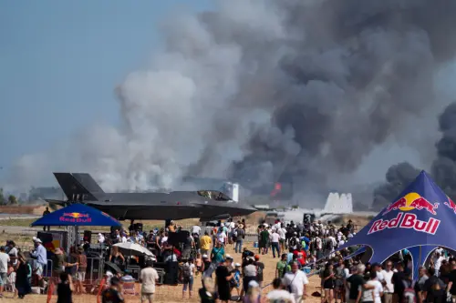影／希臘航空展驚傳事故！F-4戰機低空衝場失控　爆炸瞬間畫面曝