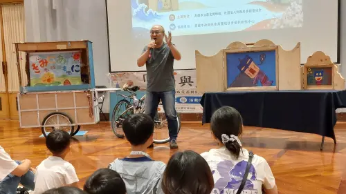 ▲台灣紙芝居說故事表演者「紅豆冰哥哥」帶來具有品格教育的超人故事。（圖／高史博提供）