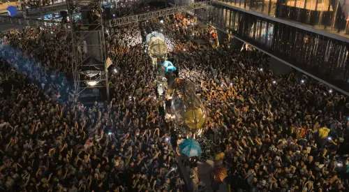 ▲《大象來了……》空拍畫面超震撼，首日吸引10萬民眾到場朝聖，人潮幾乎看不到盡頭。（圖／台北表演藝術中心臉書）