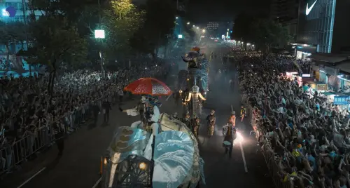 ▲2026台北藝術節戶外演出《大象來了……》於昨（5）日晚間登場，現場擠爆10萬人，畫面相當震撼。（圖／翻攝台北表演藝術中心臉書）