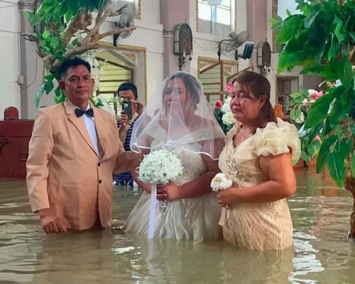 影／水淹到腰也要嫁！菲律賓新人穿婚紗涉水完婚　水中婚禮畫面曝