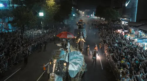 ▲以現場人潮擁擠狀況來看，撐傘不太方便，建議今晚前往民眾可準備輕便雨衣。（圖／臺北表演藝術中心）