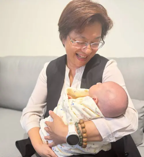 魏平政總部成立她沒到！王惠美曬抱孫照寫下「世界紛擾」藏深意

