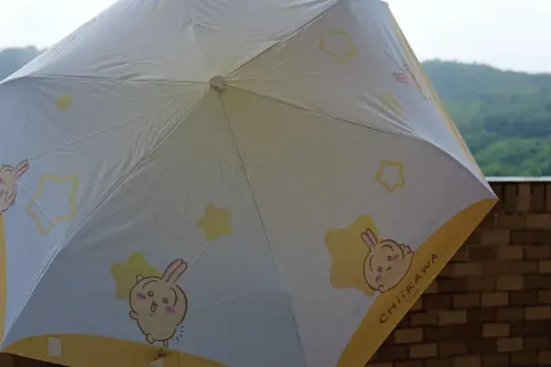▲兔兔款晴雨傘以黃色星星搭配兔兔圖案，撐開後角色分布在不同傘面上。（圖／記者林若瑋攝）
