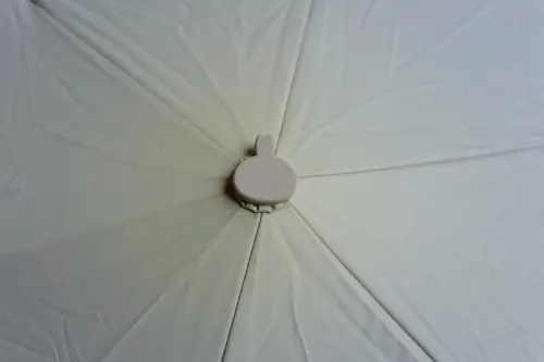 ▲兔兔款晴雨傘連傘頂都有小彩蛋，中央零件特別做成「兔兔頭＋耳朵」造型。（圖／記者林若瑋攝）