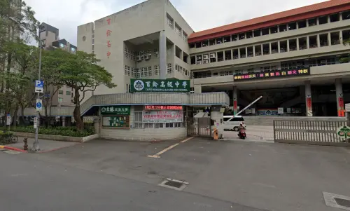 ▲對於攜家帶眷或注重舒適度的民眾，工作人員則建議前往百齡高中操場，觀看線上轉播，但又能聽到現場震撼的聲樂效果。（圖／GoogleMaps）