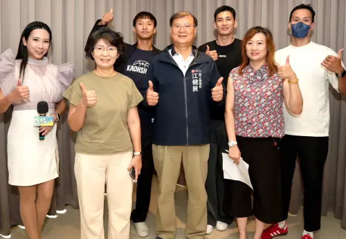 ▲高雄市政府勞工局舉辦職業籃球員的球場歷練與跨界對談的職人分享講座，邀請高雄全家海神隊球員唐維傑、余純安、蘇文儒，分享踏上職業球場的選擇、磨練與成長，打進職業也打開人生的心路歷程。(圖／高雄市政府勞工局提供)
