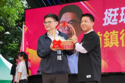 ▲立委許智傑也現身民進黨高雄市長候選人賴瑞隆前鎮區後援會成立活動，力挺賴瑞隆。（圖／翻攝畫面）