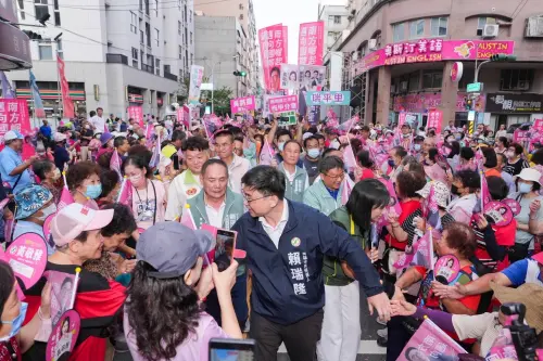▲ 賴瑞隆大進場時受到鄉親熱烈歡迎，民眾接連要求合影、握手。（圖／翻攝畫面）