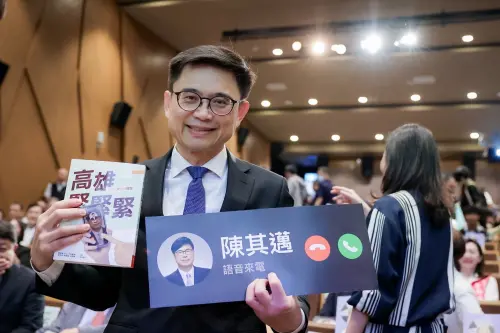 分享陳其邁新書　賴瑞隆：麥克風越拿越大支、電話還是要接