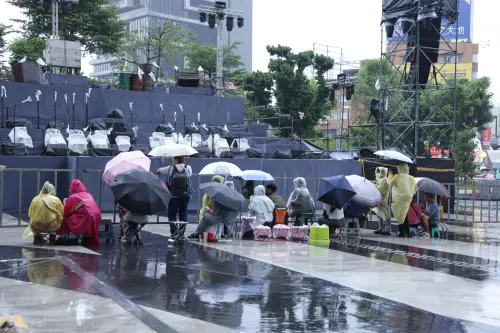 士林「大象來了」遊行直擊！下雨打散人潮　北藝中心僅百人卡位